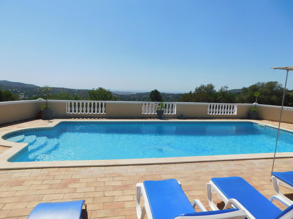 6 bedroom Villa enjoying breathtaking panoramic sea view in Santa Barbara de Nexe, represents a wonderful renovation project 769336559