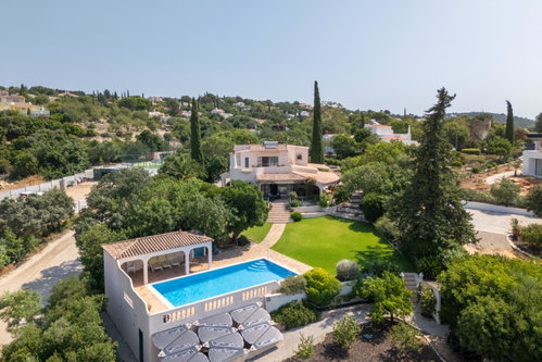 5 bedroom home filled with warmth, space, and potential in Quinta das Raposieras in Santa Barbara de Nexe 2866145687