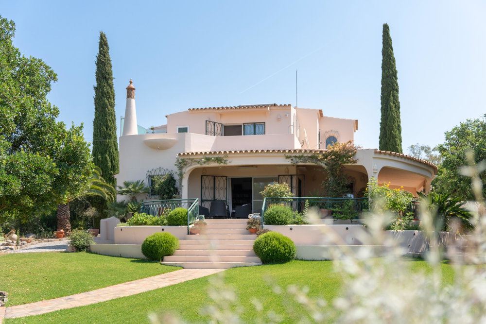 5 bedroom home filled with warmth, space, and potential in Quinta das Raposieras in Santa Barbara de Nexe 2866145687