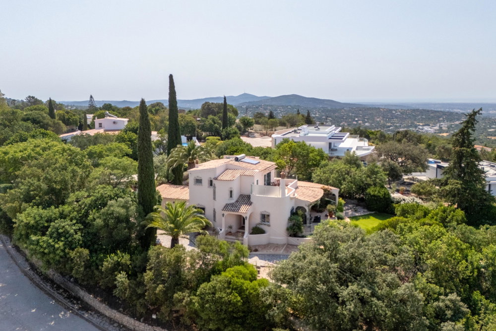 5 bedroom home filled with warmth, space, and potential in Quinta das Raposieras in Santa Barbara de Nexe 2866145687