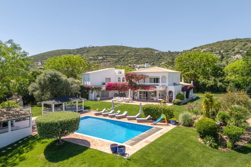 A soulful nine-bedroom estate in the heart of Santa Bárbara de Nexe, commanding breathtaking sea views and offering an extraordinary sense of privacy, tranquillity, and timeless charm.