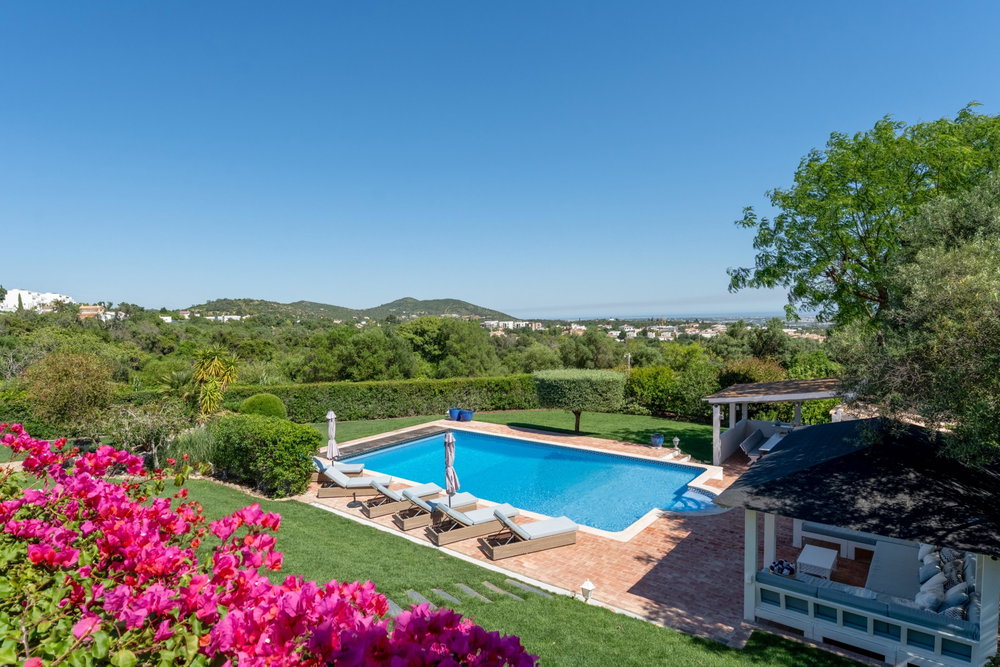 A soulful nine-bedroom estate in the heart of Santa Bárbara de Nexe, commanding breathtaking sea views and offering an extraordinary sense of privacy, tranquillity, and timeless charm.
