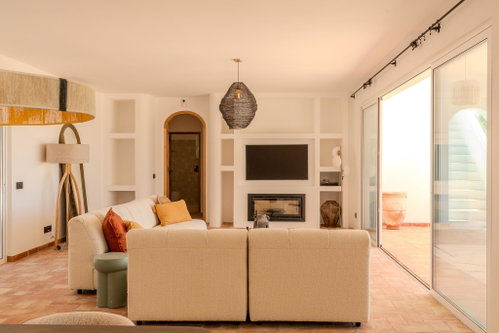 Ocean view and elegance on one level: 4-bedroom villa in the gentle hills of Quinta das Raposeiras