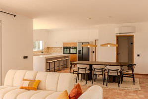 Ocean view and elegance on one level: 4-bedroom villa in the gentle hills of Quinta das Raposeiras