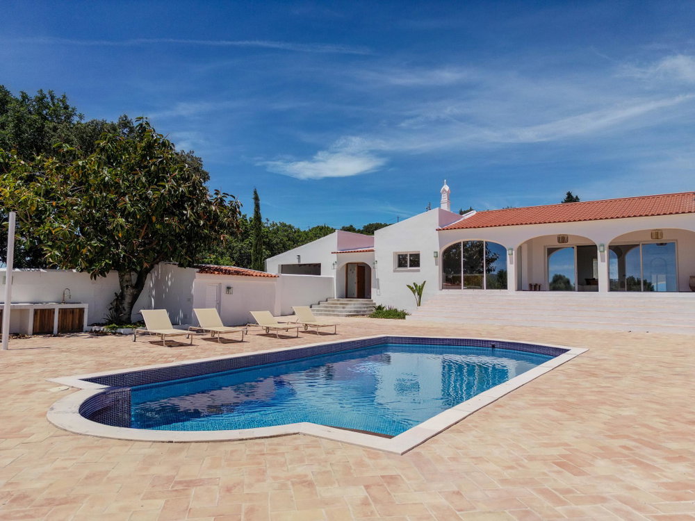 Ocean view and elegance on one level: 4-bedroom villa in the gentle hills of Quinta das Raposeiras