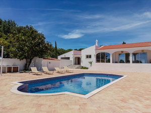 Ocean view and elegance on one level: 4-bedroom villa in the gentle hills of Quinta das Raposeiras