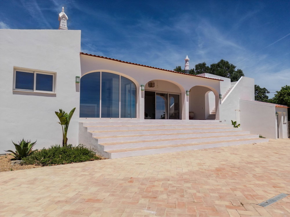 Ocean view and elegance on one level: 4-bedroom villa in the gentle hills of Quinta das Raposeiras