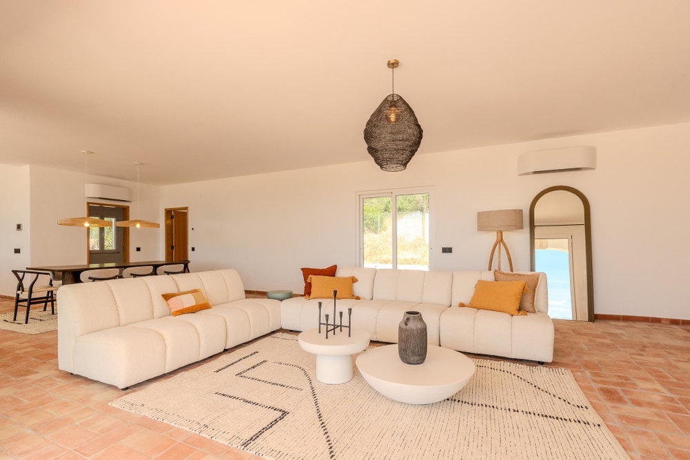 Ocean view and elegance on one level: 4-bedroom villa in the gentle hills of Quinta das Raposeiras