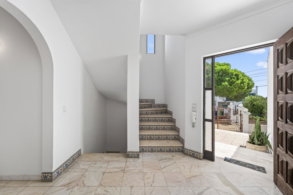 Renovation Opportunity – Spacious Villa between Moncarapacho and Olhão