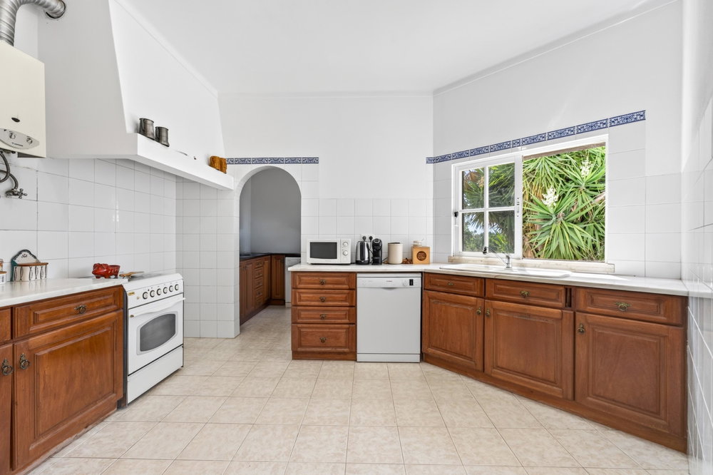 Renovation Opportunity – Spacious Villa between Moncarapacho and Olhão