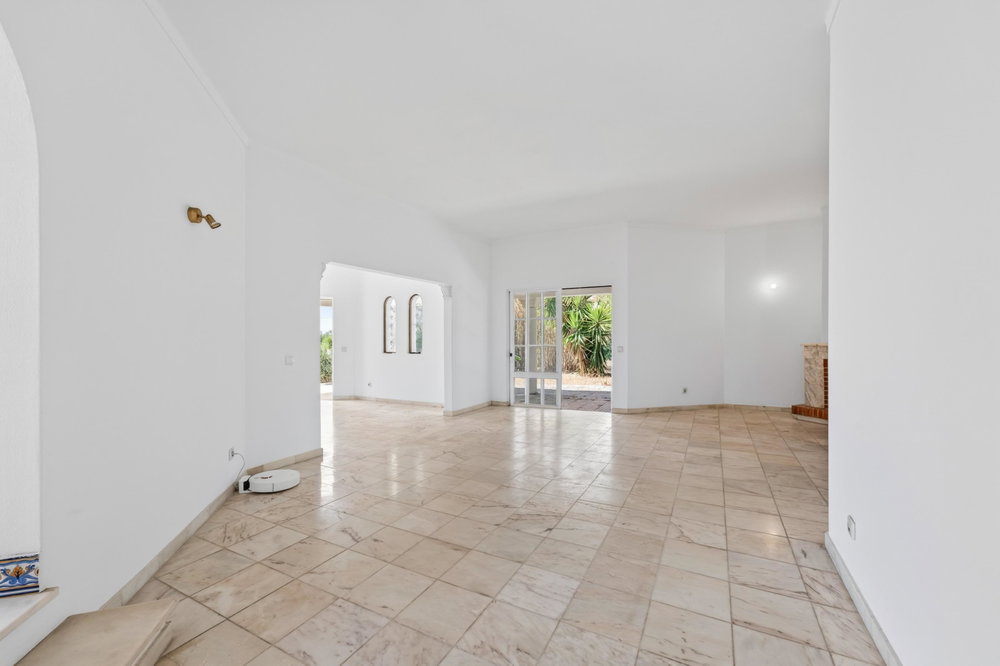 Renovation Opportunity – Spacious Villa between Moncarapacho and Olhão