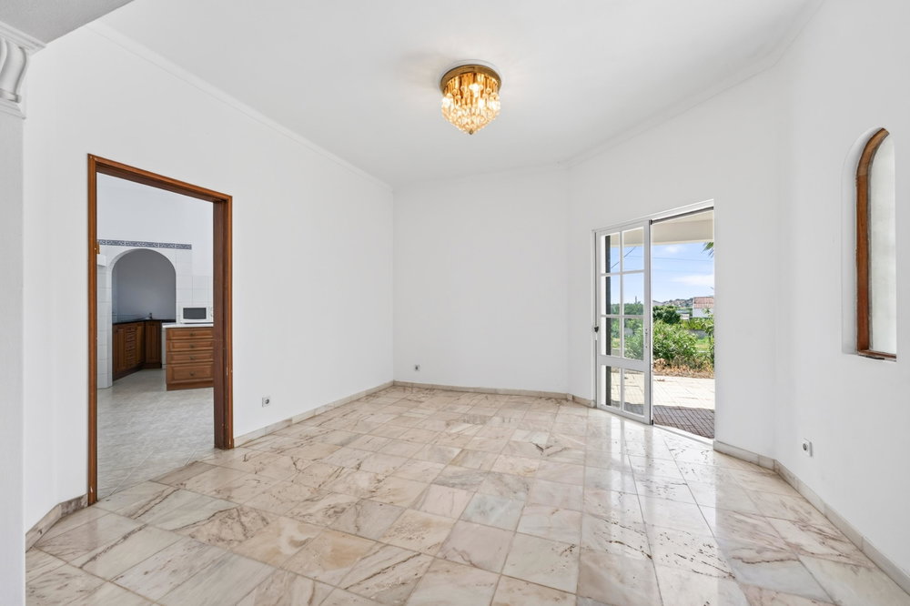 Renovation Opportunity – Spacious Villa between Moncarapacho and Olhão