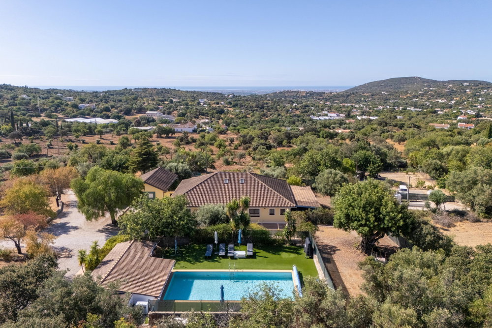 On a wonderfully secluded area, an uninterrupted sea view, a 5 bed villa in Santa Barbara de Nexe