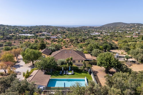 On a wonderfully secluded area, an uninterrupted sea view, a 5 bed villa in Santa Barbara de Nexe