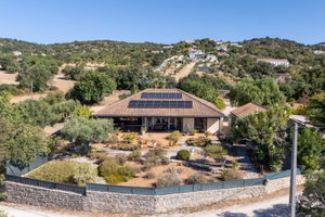 On a wonderfully secluded area, an uninterrupted sea view, a 5 bed villa in Santa Barbara de Nexe