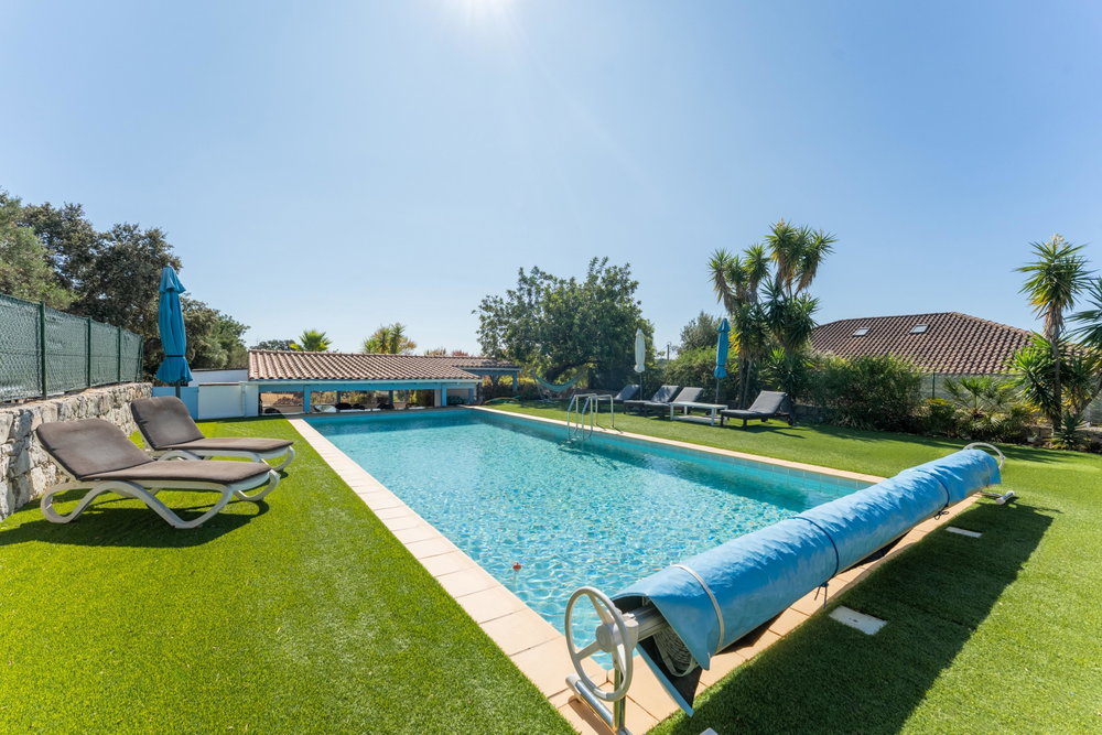 On a wonderfully secluded area, an uninterrupted sea view, a 5 bed villa in Santa Barbara de Nexe