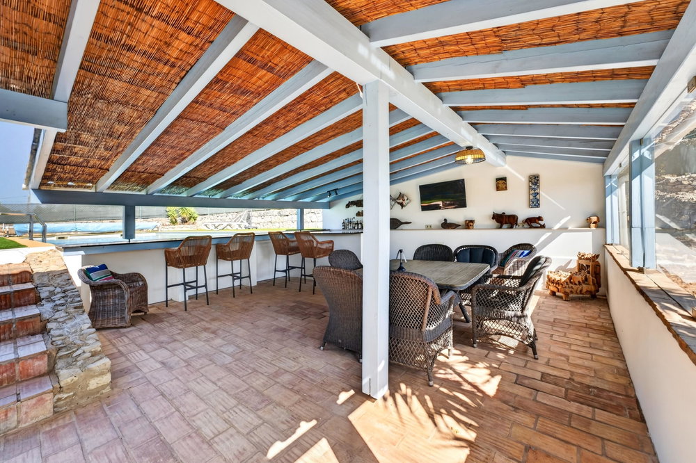 On a wonderfully secluded area, an uninterrupted sea view, a 5 bed villa in Santa Barbara de Nexe