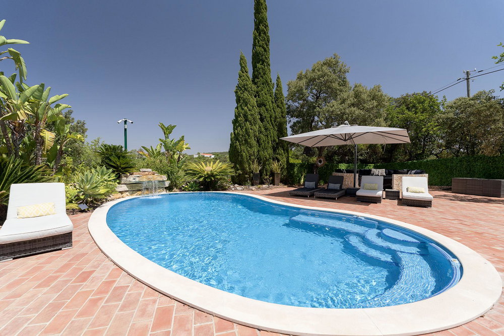 An elegant 3-bedroom villa in the Santa Bárbara de Nexe countryside