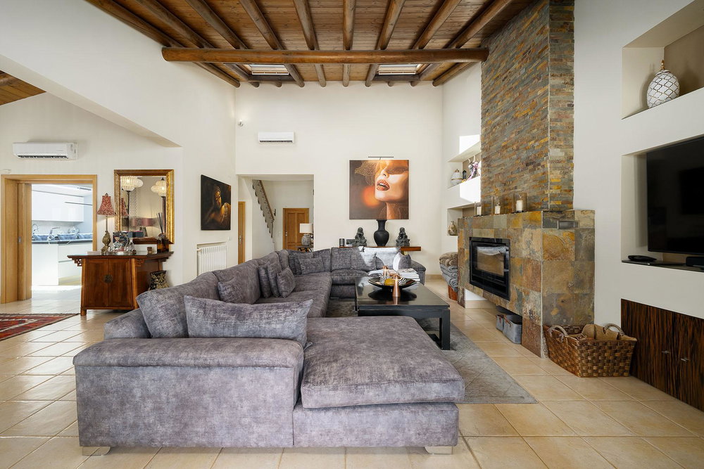 An elegant 3-bedroom villa in the Santa Bárbara de Nexe countryside