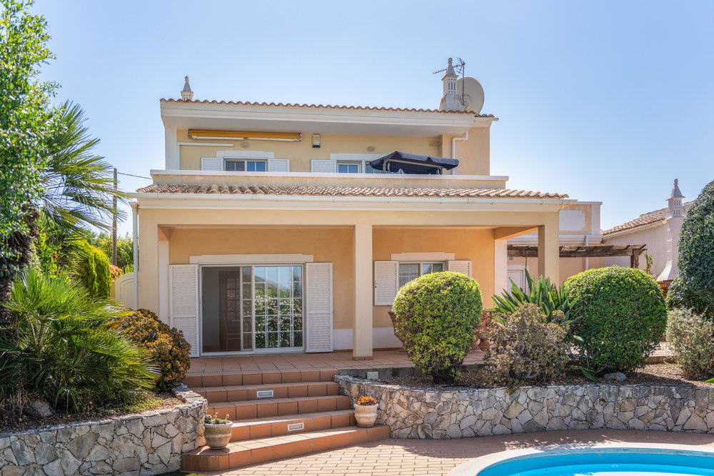 Santa Barbara de Nexe & Sea Views – 3-Bedroom Villa with Pool and Great Potential