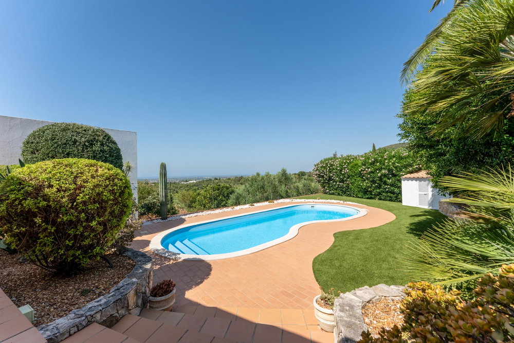 Santa Barbara de Nexe & Sea Views – 3-Bedroom Villa with Pool and Great Potential