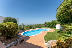 Santa Barbara de Nexe & Sea Views – 3-Bedroom Villa with Pool and Great Potential