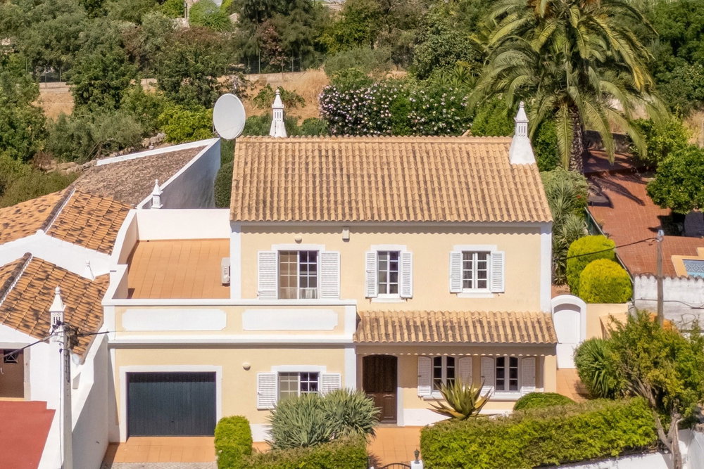 Santa Barbara de Nexe & Sea Views – 3-Bedroom Villa with Pool and Great Potential