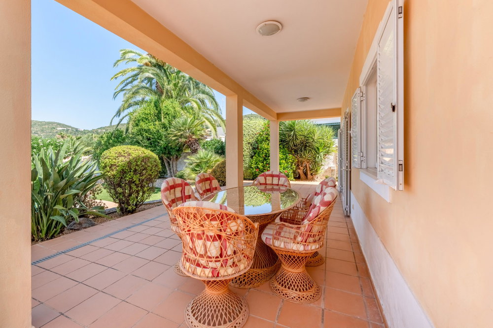 Santa Barbara de Nexe & Sea Views – 3-Bedroom Villa with Pool and Great Potential