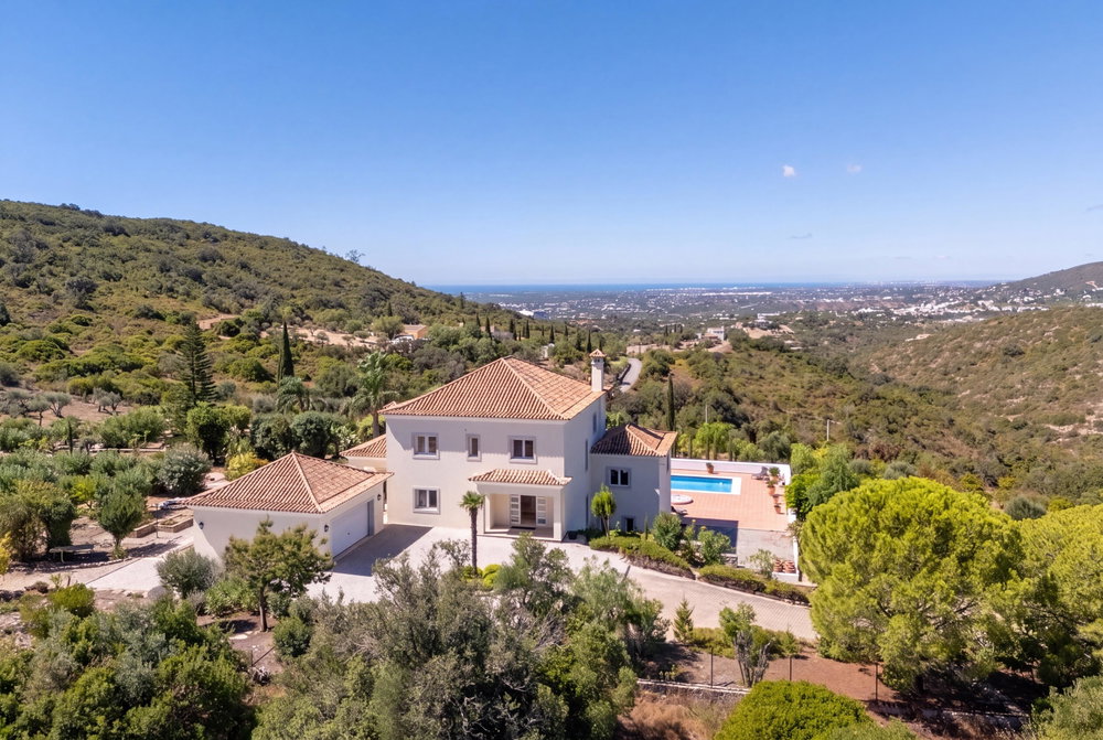 A Private Retreat Surrounded by Nature, with Panoramic Sea Views in Santa Bárbara