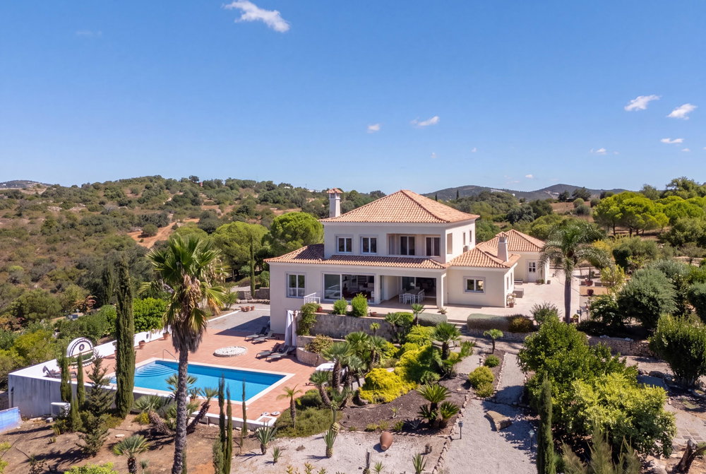 A Private Retreat Surrounded by Nature, with Panoramic Sea Views in Santa Bárbara