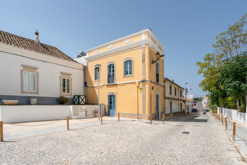 A Charming Renovated 3 bedroom Villa in the Heart of Santa Bárbara de Nexe