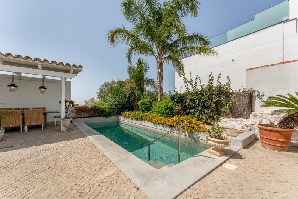 A Charming Renovated 3 bedroom Villa in the Heart of Santa Bárbara de Nexe