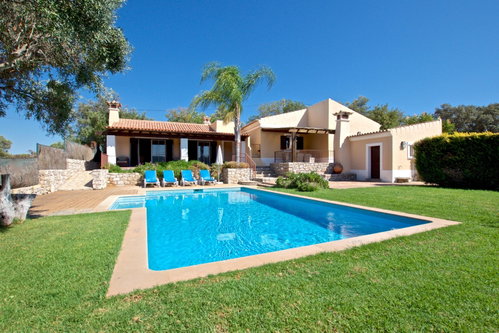 Single story charm among the green hills of Santa Bárbara de Nexe
