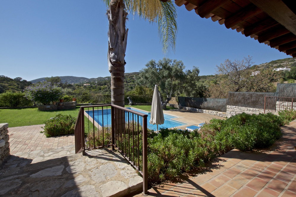Single story charm among the green hills of Santa Bárbara de Nexe