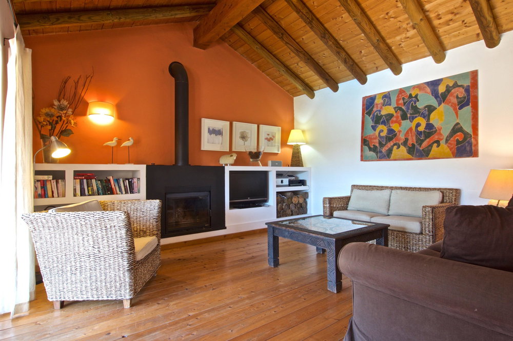 Single story charm among the green hills of Santa Bárbara de Nexe