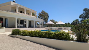 Beautifully renovated villa in the outskirt of Loulé with wonderful ocean view