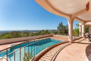 A Truly Special Property with Space, Privacy and Breathtaking Sea Views in Santa Barbara de Nexe