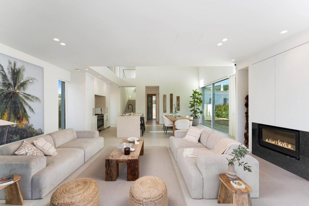 Newbuilt pleasant 3-bedroom villa close to Santa Barbara de Nexe-huge basement-sold fully furnished