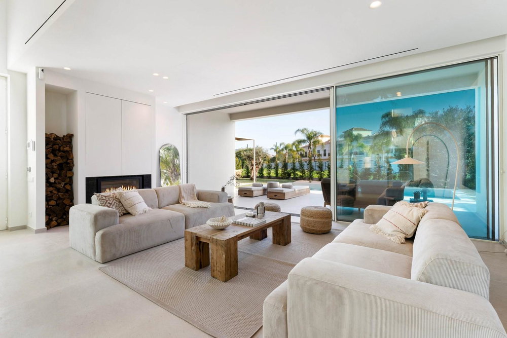 Newbuilt pleasant 3-bedroom villa close to Santa Barbara de Nexe-huge basement-sold fully furnished
