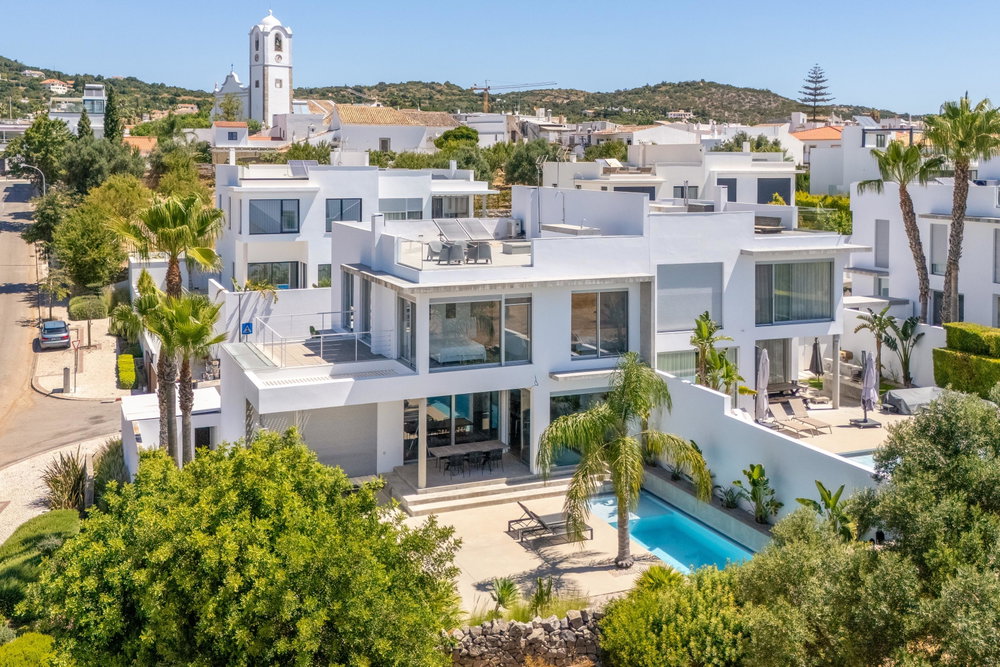 Modern Minimalist Villa with Coastal Panoramas in Santa Bárbara de Nexe