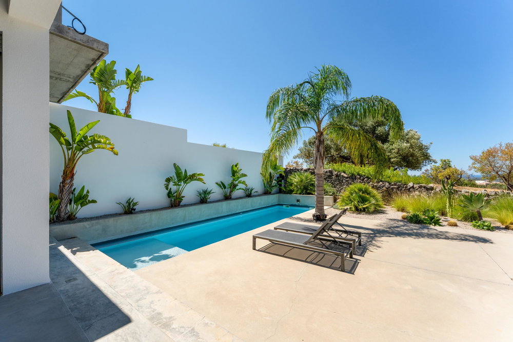 Modern Minimalist Villa with Coastal Panoramas in Santa Bárbara de Nexe