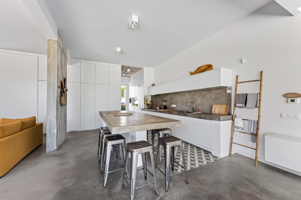 Modern Minimalist Villa with Coastal Panoramas in Santa Bárbara de Nexe