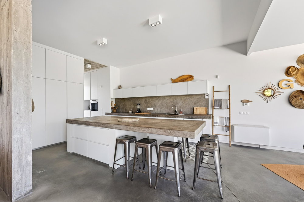 Modern Minimalist Villa with Coastal Panoramas in Santa Bárbara de Nexe
