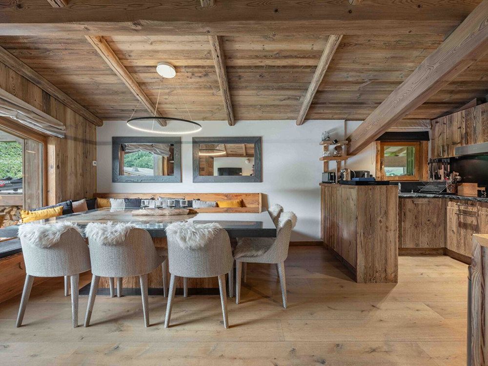 Top floor apartment – 4 bedrooms – In the immediate vicinity of the village centre for sale in Megeve 1096689625
