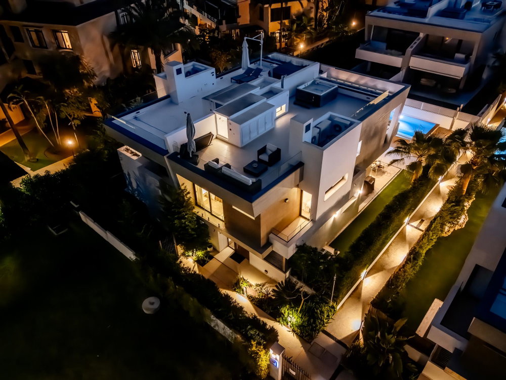 Modern villa with private pool and rooftop Jacuzzi in Puerto Banús 1235494590