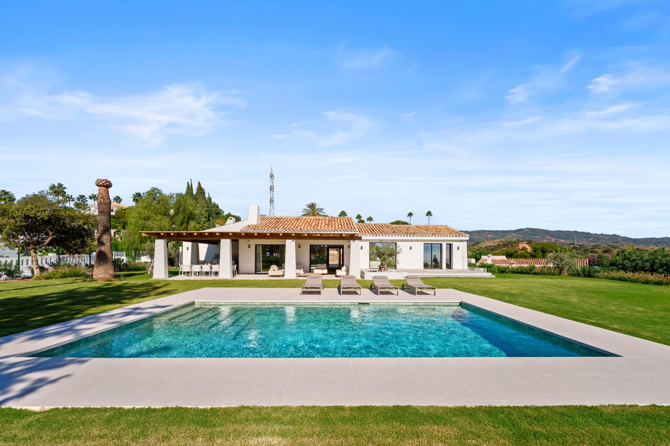 Sea-view villa for sale in Marbella Este, Marbella | Villa La Serena 1235948375