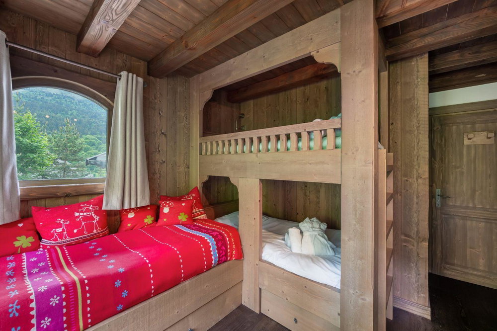 Chalet with large terrace and jacuzzi – 10 minutes’ walk from the centre of Méribel for sale in Meribel 143365881