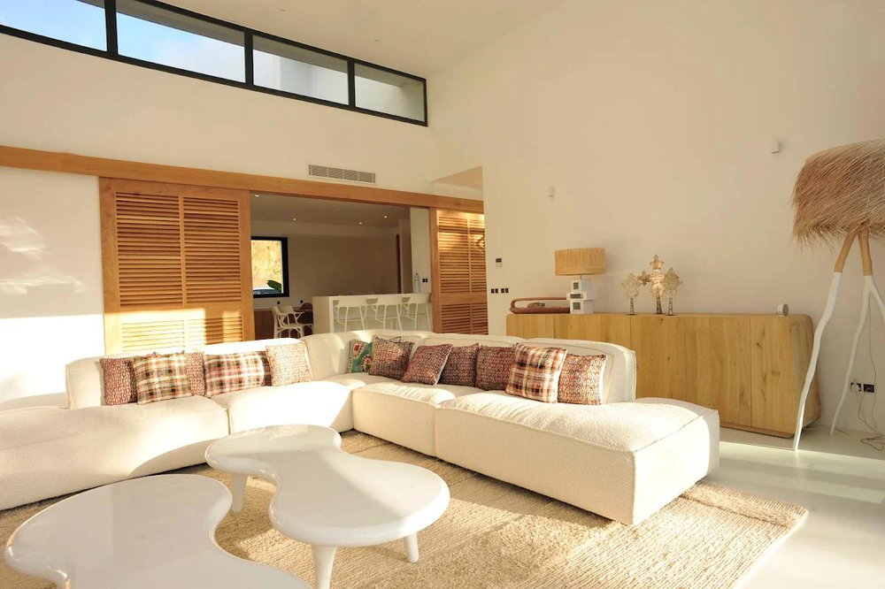 An Elegant and Distinguished Property: A Luxurious Villa Perfect for Refined Connoisseurs 1458285565