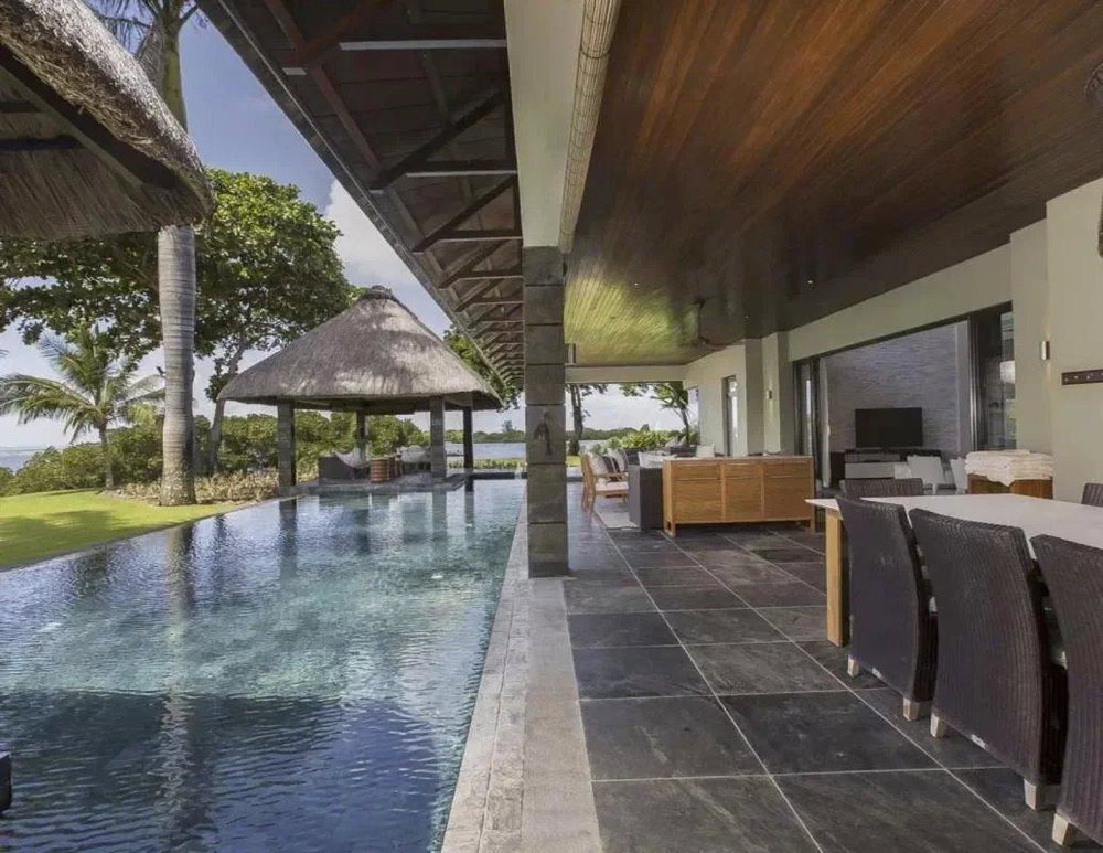 Invest in this villa in the east of Mauritius with private beach and golf access 1551446410
