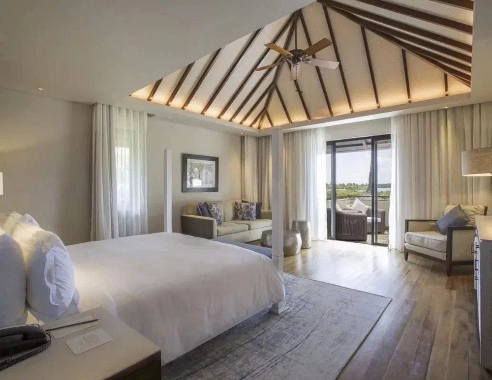 Invest in this villa in the east of Mauritius with private beach and golf access 1551446410